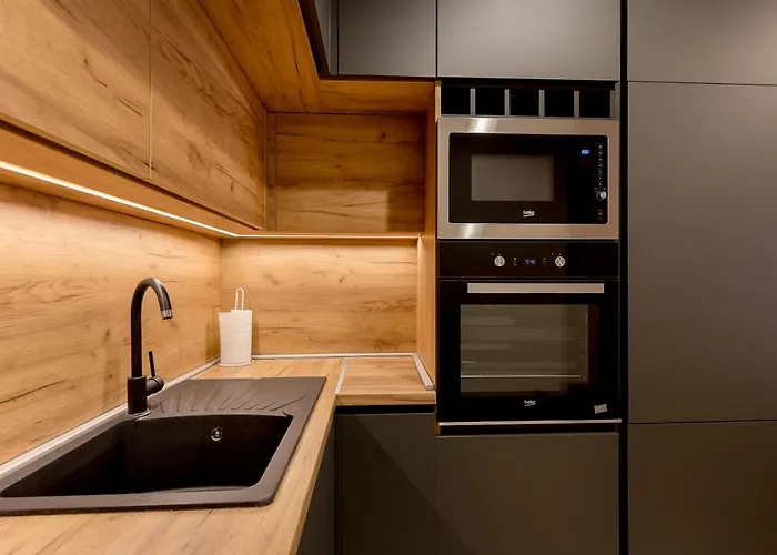 Athos Square Apartmán *